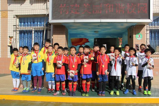 罗德里戈绯闻女友晒沙滩健美照 川字腹肌配小麦色